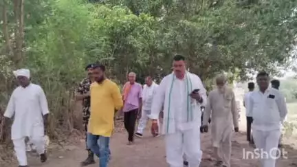 ब्रह्मपुर: विधायक शंभूनाथ सिंह यादव ने गहौना पंचायत के कुआवन गांव में धर्मवती नदी पर बन रहे पुल का किया निरीक्षण, दिए निर्देश