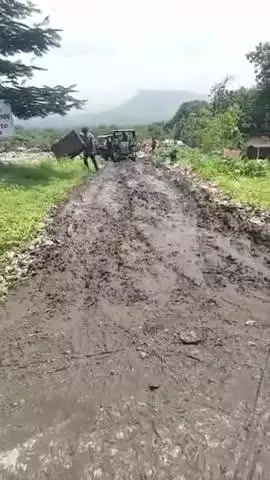 सातारा: सोनगाव कचरा डेपोत कचरा विलगीकरण मशिन पडले बंद, रस्ता नसल्याने कचरा टाकणारी वाहने लागली अडकू