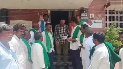 ಮಾನ್ವಿ: ಜೋಳ ಖರೀದಿ ಕೇಂದ್ರದಲ್ಲಿ ಜೋಳ ಸಾಗಿಸಲು 2 ಲಾರಿ, ಕ್ರಮಕ್ಕೆ ಪಟ್ಟಣಲ್ಲಿ ತಹಶೀಲ್ದಾರ್‌ಗೆ ಮನವಿ