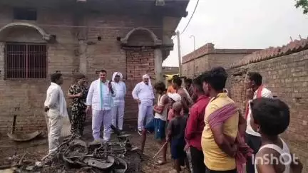 ब्रह्मपुर: ग्रहथा खुर्द गांव में किसान के घर हुई आगजनी में कपड़े व अनाज जलकर राख, विधायक ने लिया जायजा