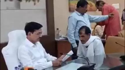छिंदवाड़ा नगर: कलेक्टर कार्यालय में जनसुनवाई का हुआ आयोजन, कलेक्टर ने सुनीं समस्याएँ