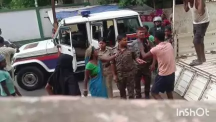 मुंगेर: शहीद स्मारक के पास आपसी विवाद में भिड़े महिला-पुरुष, स्थानीय लोगों ने शांत कराया मामला