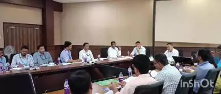 উত্তৰ গুৱাহাটী ভাগ: আমিনগাঁও জিলা আয়ুক্তৰ কাৰ্যালয়ত জিলা আয়ুক্ত দেৱ কুমাৰ মিশ্ৰৰ সভাপতিত্বত বেংকসমূহৰ জিলা পৰ্যায়ৰ পৰ্যালোচনা সমিতিৰ বৈঠক