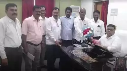 డోన్ కోర్టుకు జడ్జీలను నియమించాలని జిల్లా జడ్జికి వినతి పత్రం అందించిన డోన్ బార్ అసోసియేషన్ సభ్యులు