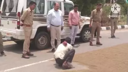 सिरसागंज: क्षेत्र में तहसील व पुलिस प्रशासन ने दुर्घटनाओं को देखते हुए हाईवे पर सूख रही किसानों की मक्का को हटवाया, दी हिदायत