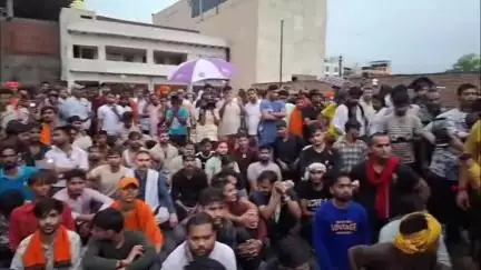 गोवर्धन: गोवर्धन में जीव हत्या पर पूर्ण प्रतिबंध, लव जिहाद व धर्मांतरण के विरोध में हुई हिंदू महापंचायत