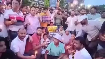 बिसौली: कर्तव्य पटेल हत्याकांड में आरोपी की गिरफ्तारी को लेकर HP फील्ड से परिवार और कुर्मी समाज के लोगों ने निकाला कैडिल मार्च