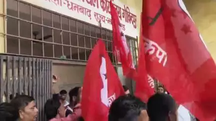 गोविंदपुर: गोबिंदपुर प्रखंड कार्यालय के बाहर भाकपा माले का भ्रष्टाचार के खिलाफ एक दिवसीय धरना