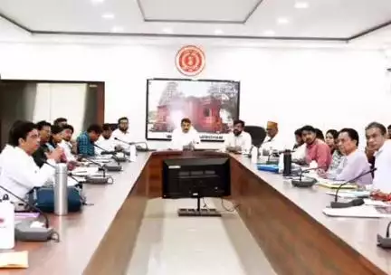 कवर्धा: जिले के 275 ग्राम पंचायतों में धरती आबा जनजातीय उत्कर्ष अभियान शिविर लगाने के लिए कलेक्टर ने दिए निर्देश