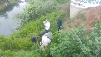 झौथरी: बाइक अनियंत्रित होकर करावाड़ा पुलिया के नीचे जा गिरी, हादसे में बाइक चालक और उसका छोटा बेटा घायल