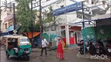 রাজারহাট: অসুস্থ মহিলাকে উদ্ধার করে পরিবারের হাতে তুলে দিল নিউ ব্যারাকপুর থানার পুলিশ
