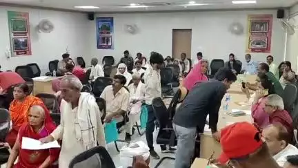 दमोह: कलेक्टर ने जनसुनवाई में सुनीं 332 आवेदनों की समस्याएं: प्रेस विज्ञप्ति