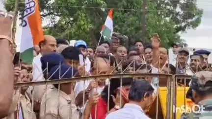 गुरूर: गुरुर में युक्तियुक्तकरण के नाम पर अधिकारियों की मनमानी, MLA सहित कांग्रेसियों ने घेरा ऑफिस