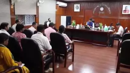 दुमका: समाहरणालय स्थित DC कक्ष में डीसी अभिजीत सिन्हा ने जेएसएलपीएस योजनाओं की समीक्षा की