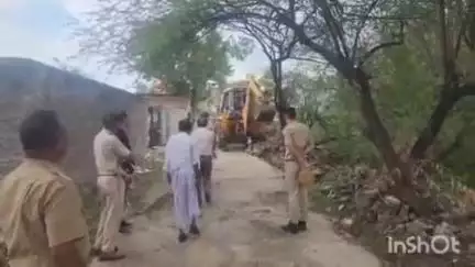 मावली: रख्यावल पंचायत में पुलिस प्रशासन की मौजूदगी में शमशान की भूमि से हटाया गया अवैध अतिक्रमण