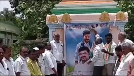కొడిమ్యాల: మల్యాల మండల కేంద్రంలో సీఎం రేవంత్ రెడ్డి చొప్పదండి ఎమ్మెల్యే మేడిపల్లి సత్యం చిత్రపటాలకు పాలాభిషేకం