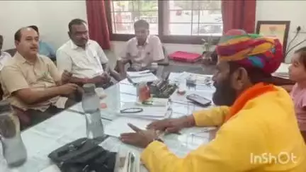 बांसवाड़ा: बांसवाड़ा शहर में बिजली व्यवस्था में सुधार को लेकर भाजपा जिला अध्यक्ष गायरी ने विद्युत अधिकारियों से की चर्चा