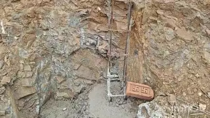 रमकंडा: सबाने गांव: स्टेडियम निर्माण में अनियमितता पर कनीय अभियंता सख्त, घटिया कार्य पर संवेदक को फटकार