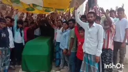 बंजरिया: मोहम्मदपुर में मृत इरफान के परिजनों ने मंगलवार को 5 बजे शव के पास प्रदर्शन कर आरोपियों की गिरफ्तारी की मांग की