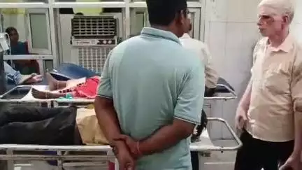 मिश्रिख: दधना मऊ के पास सड़क पार कर रहे लोगों से टकराई तेज रफ्तार बाइक, दो लोग गंभीर रूप से घायल
