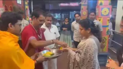 భీమవరం: పట్టణ ప్రసిద్ధ గ్రామదేవత శ్రీ మావుళ్ళమ్మ అమ్మవారిని కుటుంబ సభ్యులతో దర్శించుకున్న జిల్లా కలెక్టర్ నాగరాణి
