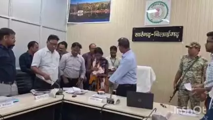 कलेक्टर जनदर्शन में महिला की समस्या का तत्काल समाधान, 30 मिनट में बना राशन और आयुष्मान कार्ड