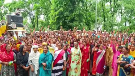 खलारी: एनके एरिया में इंटक द्वारा मधुकम कंपनी के खिलाफ धरना प्रदर्शन