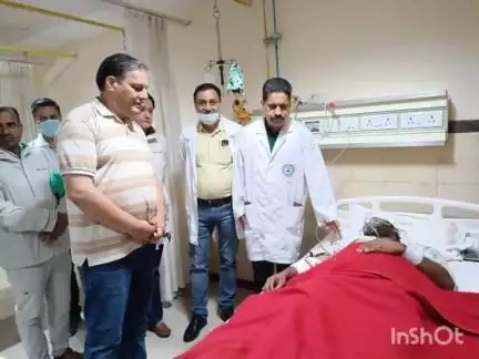 सरकाघाट: पटडीघाट बस दुर्घटना में घायलों से मिले सरकाघाट के नेता