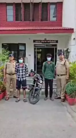 देहरादून: दून पुलिस ने दो युवकों को रील बनाने के खुमार में गिरफ्तार किया