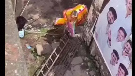 ಬಬಲೇಶ್ವರ: ಕಾಖಂಡಕಿ ಗ್ರಾಮದಲ್ಲಿ ಕಾರ ಹುಣ್ಣಿಮೆ ಎತ್ತುಗಳ ಮೆರವಣಿಗೆಯಲ್ಲಿ ಎತ್ತಿನ ದಾಳಿಗೆ ಹತ್ತಕ್ಕೂ ಹೆಚ್ಚು ಜನರಿಗೆ ಗಾಯ ಆಸ್ಪತ್ರೆಗೆ ರವಾನೆ