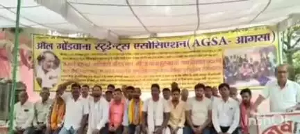 बलिया: आल गोंडवाना स्टूडेंट्स एसोसिएशन का धरना कलेक्ट्रेट में प्रमाण पत्र जारी करने की मांग को लेकर 142 वें दिन भी जारी