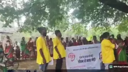 केरसई: सिमडेगा: शाहपुर गांव में सूचना विभाग ने गीत-संगीत से नशा मुक्ति पर जागरूकता अभियान चलाया