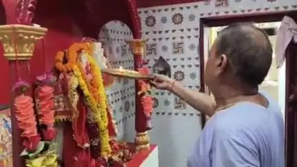 महुआ: पुरानी बाजार के महावीर मंदिर में सामूहिक हनुमान चालीसा पाठ का आयोजन, श्रद्धालु हुए शामिल
