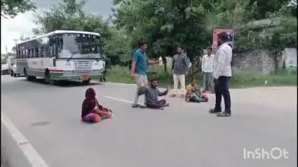 సిరిసిల్ల: న్యాయం చేయాలని రహదారిపై ధర్నా, తండాకు వచ్చి సమస్య పరిష్కరిస్తారని హామీ ఇచ్చిన సీఐ...