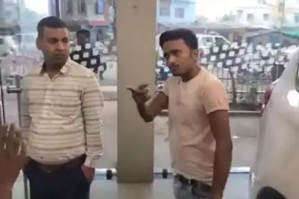 कांके: रांची के प्रतीक ऑटोमोबाइल्स महिंद्रा शोरूम में ग्राहकों का हंगामा, गाड़ी में लगाई आग