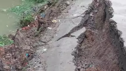 ময়না: বৃন্দাবনচকে সামান্য বৃষ্টিতেই ধ্বস নিল ঢালাই রাস্তা, হেলে পড়লো বিদ্যুতের খুঁটি,দ্রুত রাস্তা সংস্কারের দাবি এলাকাবাসীদের