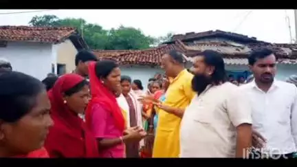 सिसई: धर्मांतरण के विरोध में कुदरा गांव के ग्रामीण हुए एकजुट, बैठक कर समझाने का किया प्रयास