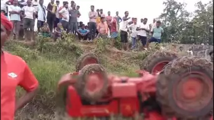 कोंडागांव: ग्राम शामपुर में खरीफ की तैयारी में जुटे किसान की खेत में ट्रैक्टर पलटने से दर्दनाक मौत, मौके पर पहुंची पुलिस