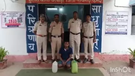 रायगढ़: घरघोड़ा में 30 लीटर महुआ शराब के साथ एक आरोपी हुआ गिरफ्तार, पुलिस ने आबकारी एक्ट के तहत की कार्रवाई