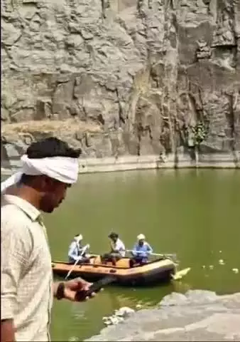 ग्वालियर गिर्द: ग्वालियर: खदान में डूबा युवक, बचाव अभियान जारी