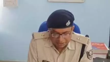 बथनाहा: बथनाहा में 10 बोतल नेपाली सौंफी शराब बरामद, धंधेबाज गिरफ्तार