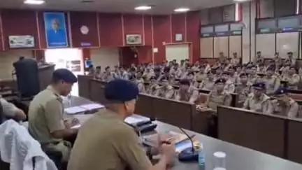 काशीपुर: एसएसपी मणिकांत मिश्रा ने नगर निगम सभागार में पुलिस अधिकारियों के साथ की बैठक