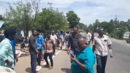 திருவையாறு: காருக்குடி கிராமத்தில் குடிசை வீடுகளை அகற்ற வந்ததால் போராட்டத்தில் இறங்கிய கிராம மக்கள்