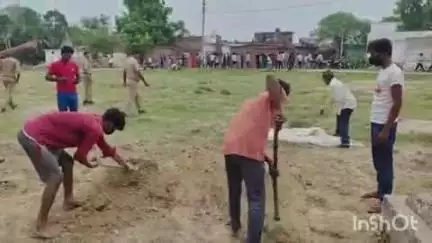 धनघटा: संदिग्ध मौत की गुत्थी सुलझाने के लिए सोनहन गांव के कब्र से निकाला गया युवती का शव, भारी पुलिस बल तैनात