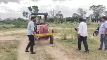 రాయచోటిలో రెచ్చిపోతున్న ఇసుక మట్టి మాఫియా.... పట్టుకొని పోలీసులను అప్పగించిన రెవెన్యూ అధికారులు