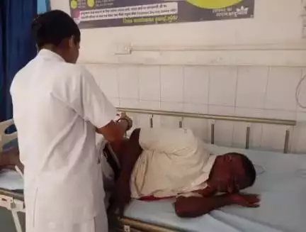 खड़गपुर: प्रशंडो गांव में सड़क पर साइकिल सवार राजमिस्त्री को बाइक सवार ने मारी टक्कर, पैर टूटा