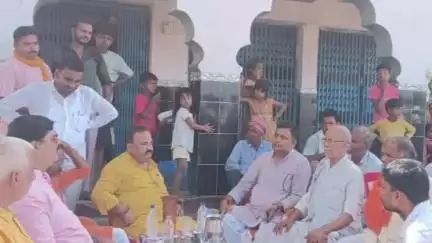 नौतनवा: पैसिया ललाइन गांव में नौतनवा विधायक ऋषि त्रिपाठी ने लगाया जन चौपाल, सुनीं ग्रामीणों की समस्याएं