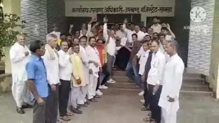साबला: साबला में अघोषित बिजली कटौती के खिलाफ कांग्रेस का प्रदर्शन, सौंपा ज्ञापन