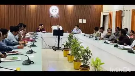 वाराणसी में आज जिलाधिकारी ने अधिकारियों के साथ की आवश्यक बैठक