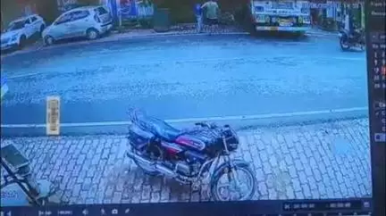फर्रुखाबाद: सीओ अमृतपुर द्वारा अवैध खनन में पकड़ी गई ट्रैक्टर ट्राली को चालक कमालगंज थाने के बाहर से लेकर हुआ फरार